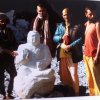 L&#039;artista F.R. in opera con aiutanti per la realizzazione della murti-scultura Swaiambhu del Sad Guru Bhole Baba - 1983, Haidhakan, India del Nord
